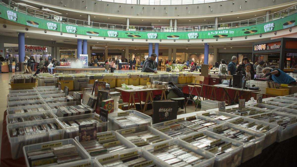 Vista general de la feria en el CC. Itaroa