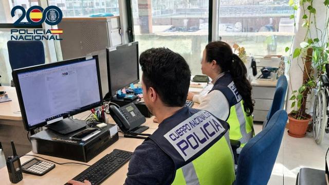 Dos agentes de la UFAM de la Policía Nacional.