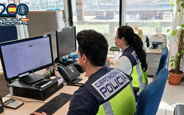 Dos agentes de la UFAM de la Policía Nacional.