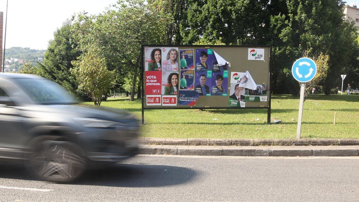 Carteles de los distintos partidos vascos en un tablón de una rotonda de la capital vizcaina.