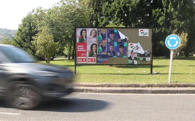 Carteles de los distintos partidos vascos en un tablón de una rotonda de la capital vizcaina. Carteles de los distintos partidos vascos en un tablón de una rotonda de la capital vizcaina.
