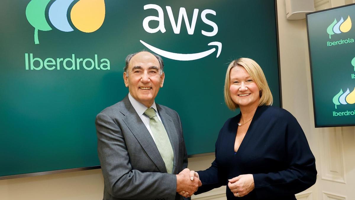 El presidente de Iberdrola, Ignacio Sánchez Galán, junto a Lindsay McQuade, directora de Energía para EMEA en Amazon.