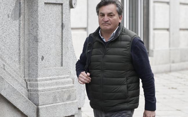 Álvaro Gallego, el hombre que hizo de chófer de Carmen Pano, a su llegada al Tribunal Supremo.