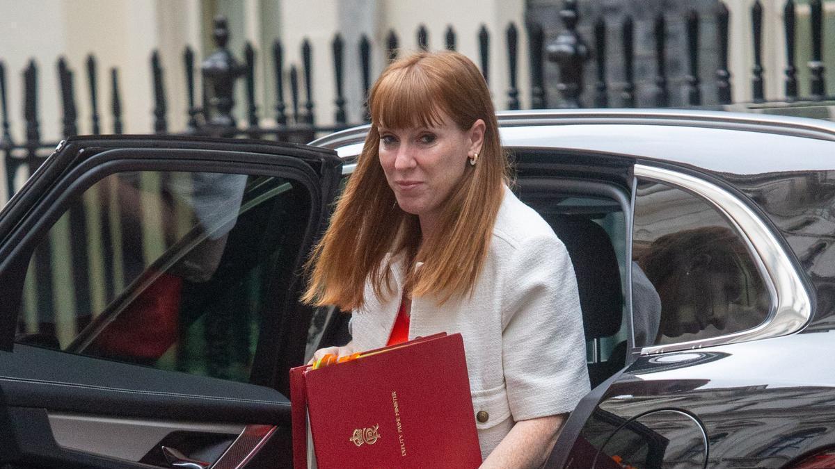 La hasta ahora vice primera ministra de Reino Unido, Angela Rayner, acude al número 10 de Downing Street.