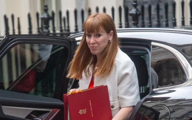 La hasta ahora vice primera ministra de Reino Unido, Angela Rayner, acude al número 10 de Downing Street.