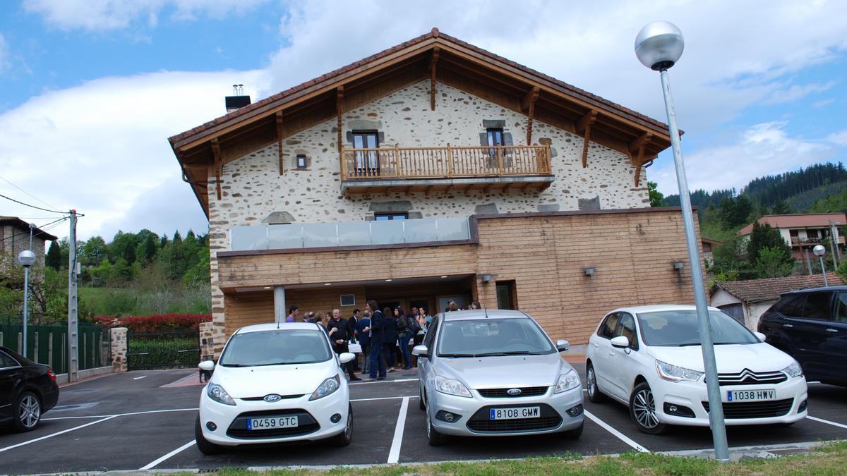 Exterior trasero de la Casa Patxita de Luiaondo en cuya planta baja se encuentra el ambulatorio médico desde 2016