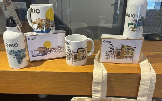 Parte del nuevo merchandising que se puede encontrar en la oficina de turismo de Orio. / Orioko Udala Parte del nuevo merchandising que se puede encontrar en la oficina de turismo de Orio.