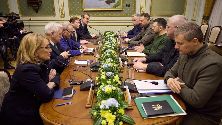 El presidente de Ucrania, Volodimir Zelenski, junto con una delegación del Senado estadounidense.
