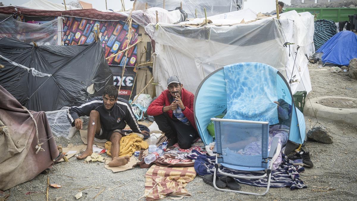 Migrantes en el asentamiento en la playa de El Trampolín.
