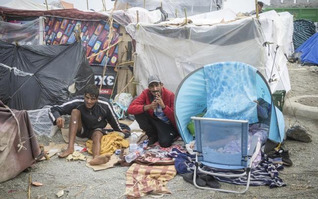 Migrantes en el asentamiento en la playa de El Trampolín.