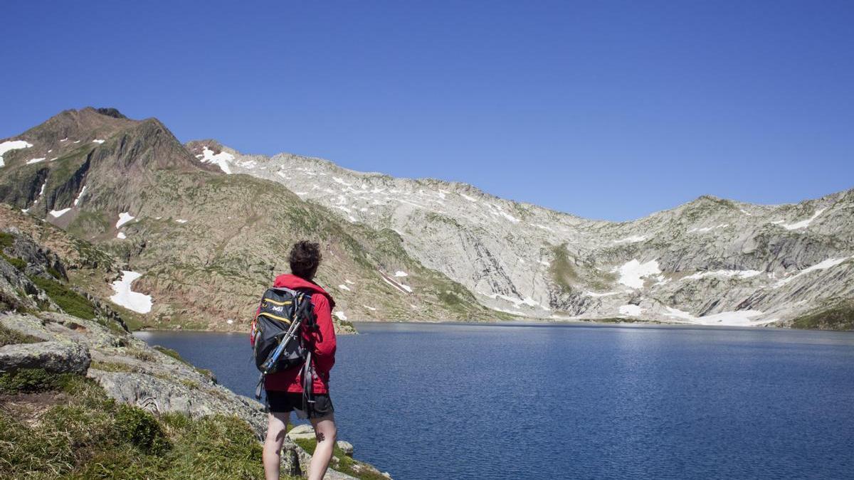 Para los amantes del senderismo, el Parque Natural del Alt Pirineu ofrece casi 80.000 hectáreas para gozar de paisajes propios de la alta y media montaña.