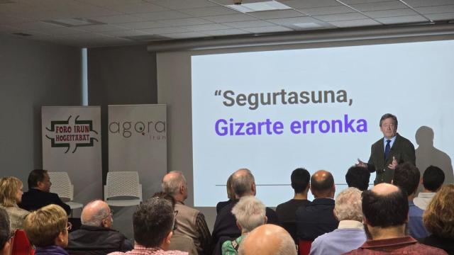 Bingen Zupiria, Consejero de Seguridad del Gobierno Vasco, en la charla de esta tarde en Irun