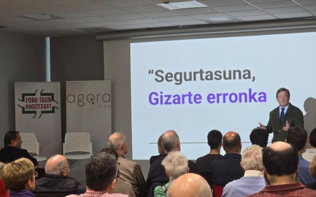 Bingen Zupiria, Consejero de Seguridad del Gobierno Vasco, en la charla de esta tarde en Irun