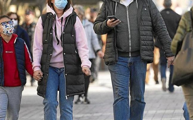 Una familia pasea con la mascarilla por el covid. | FOTO: RUBEN PLAZA