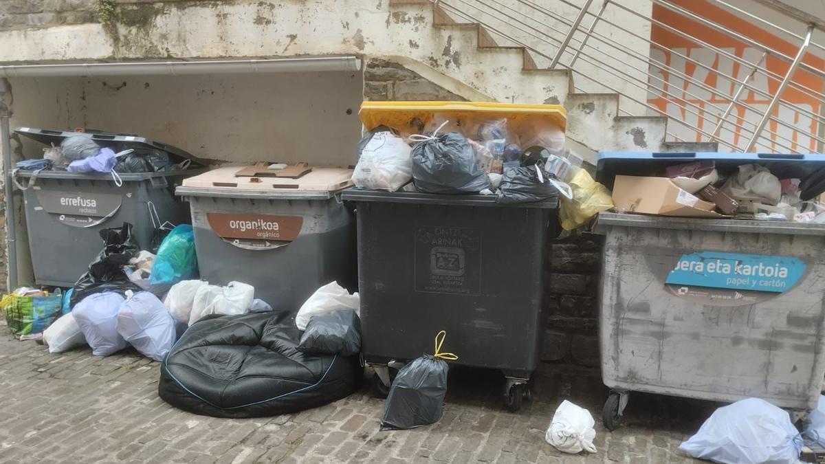 Contenedores repletos de basura en Getaria.