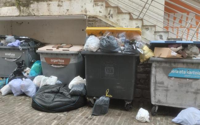 Contenedores repletos de basura en Getaria.