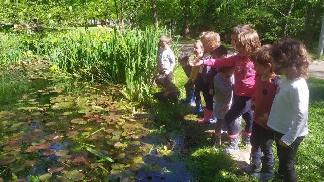 Niños participantes en un encuentro didáctico sobre humedales organizado por la socieda de Ciencias Aranzadi.