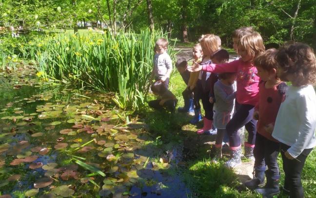 Niños participantes en un encuentro didáctico sobre humedales organizado por la socieda de Ciencias Aranzadi.
