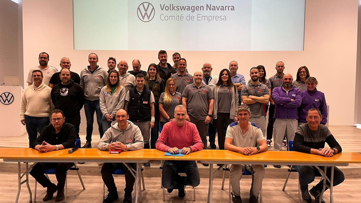Sentados (i-d) Oskar Añorbe (CGT), Carlos Zalduendo (CCOO), Alfredo Morales (UGT), Igor Peñalver (ELA) y Raúl Portillo (LAB), con el resto de integrantes del comité.
