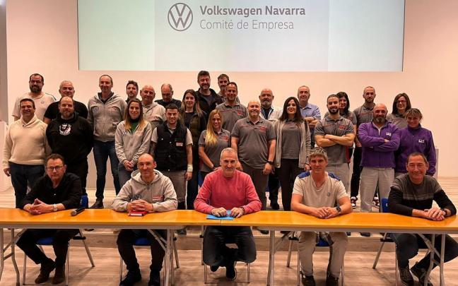 Sentados (i-d) Oskar Añorbe (CGT), Carlos Zalduendo (CCOO), Alfredo Morales (UGT), Igor Peñalver (ELA) y Raúl Portillo (LAB), con el resto de integrantes del comité.