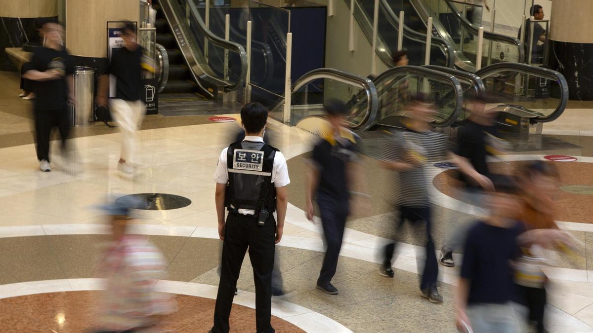 Un vigilante de seguridad junto a la estación de metro de Seúl en la que tuvo lugar el ataque.