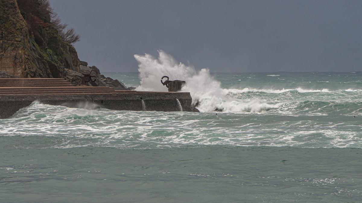 Oleaje en la playa de Ondarreta.