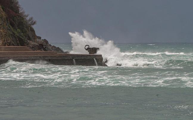 Oleaje en la playa de Ondarreta.