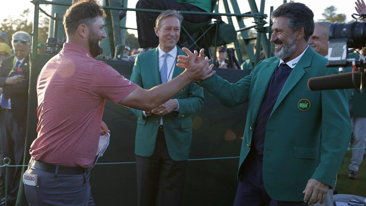 Jon Rahm es felicitado por José María Olazabal tras ganar el Masters de Augusta.