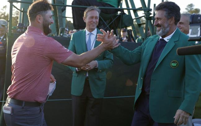 Jon Rahm es felicitado por José María Olazabal tras ganar el Masters de Augusta.