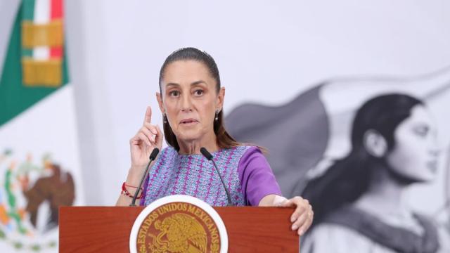 La presidenta de México, Claudia Sheinbaum, habla durante su rueda de prensa este jueves en el Palacio Nacional de la Ciudad de México.