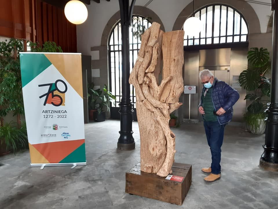 La escultura Espacio para una aparición de Santxotena se inauguró en enero 2022 con motivo del 750 aniversario de la Villa de Artziniega