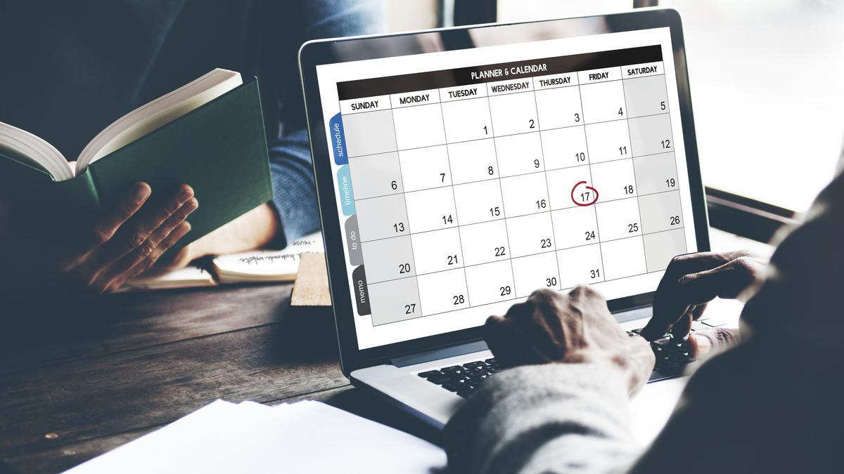 Una persona planifica su calendario.