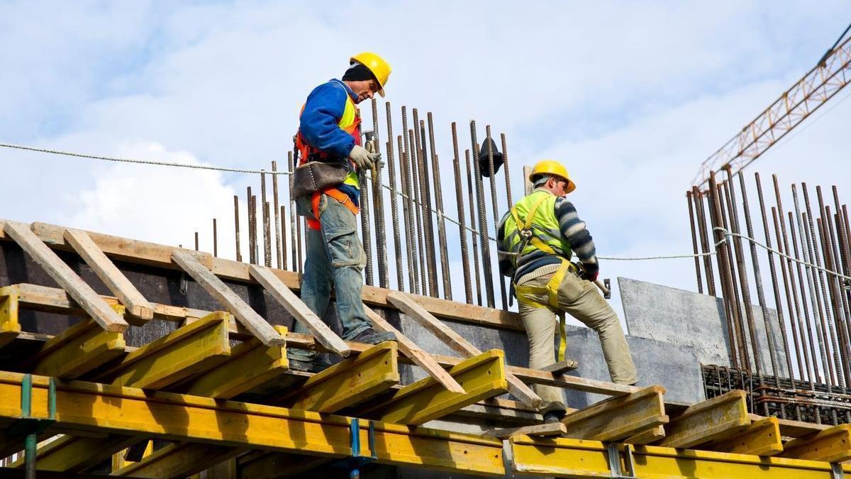 Unos trabajadores de la construcción, en plena faena.