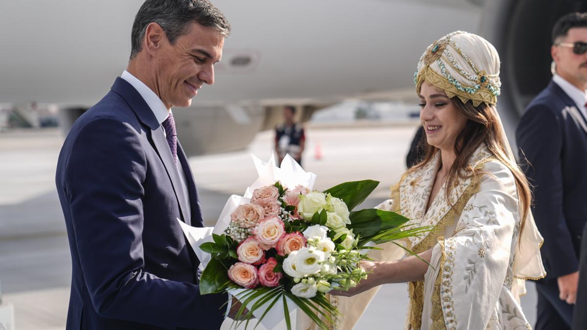 El presidente del Gobierno español, Pedro Sánchez, recibe el ramo de flores que el protocolo turco tenía preparado para su esposa