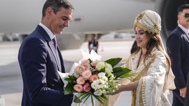 El presidente del Gobierno español, Pedro Sánchez, recibe el ramo de flores que el protocolo turco tenía preparado para su esposa