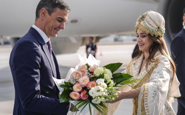 El presidente del Gobierno español, Pedro Sánchez, recibe el ramo de flores que el protocolo turco tenía preparado para su esposa