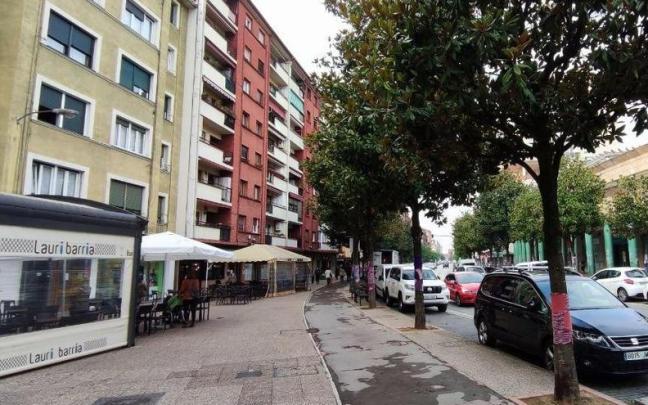 Terrazas hosteleras en la Avenida Zumalakarregi en Laudio / Araceli Oiarzabal Terrazas hosteleras en la Avenida Zumalakarregi en Laudio
