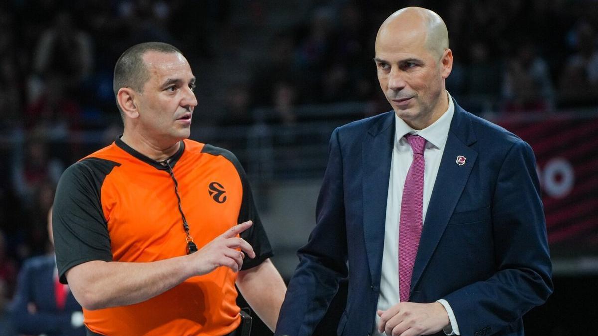 Peñarroya dialoga con Belosevic en el partido del viernes