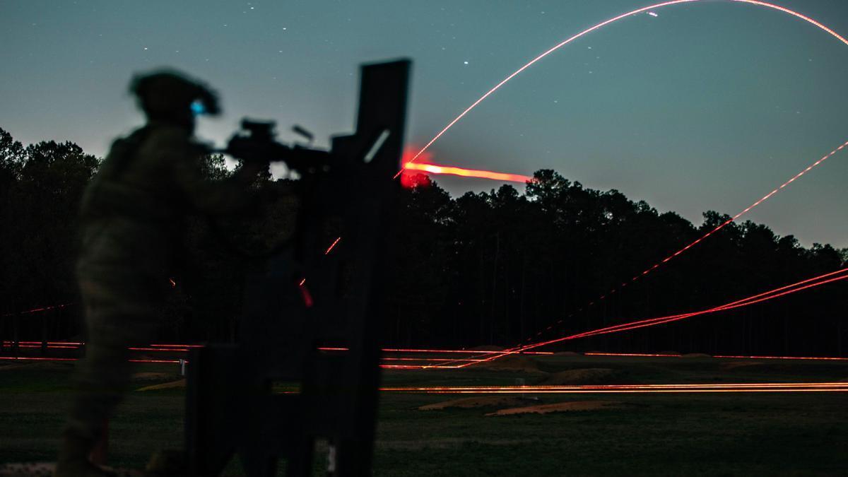Un marine estadounidense disparando un arma.