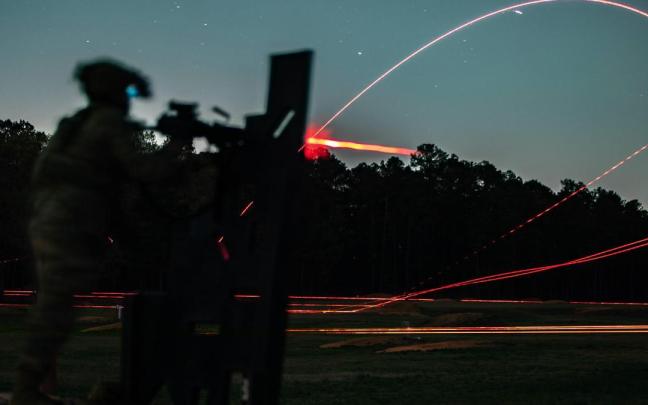 Un marine estadounidense disparando un arma.