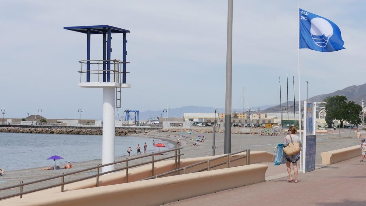 Una playa con bandera azul.