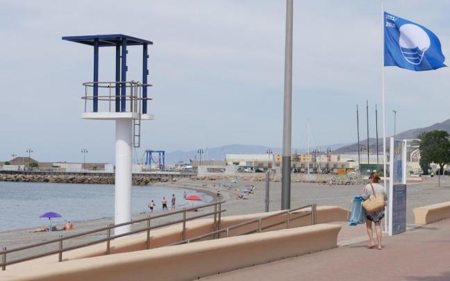 Una playa con bandera azul.