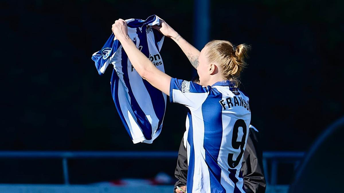 Sanni Franssi celebra con el público de Zubieta su gol mostrando la camiseta de Manu Venegas, lesionada para varios meses. / R.S.