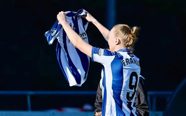 Sanni Franssi celebra con el público de Zubieta su gol mostrando la camiseta de Manu Venegas, lesionada para varios meses. / R.S.