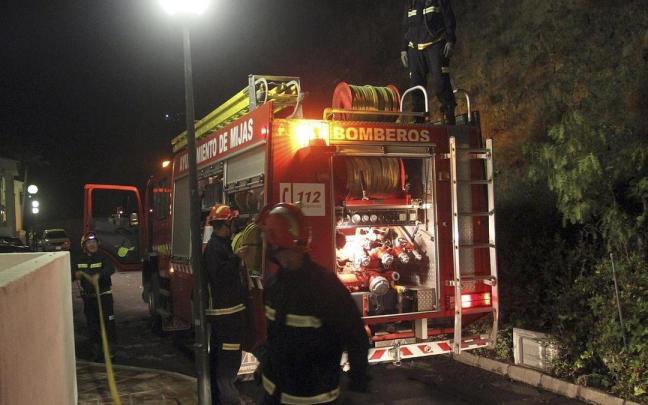 Imagen de archivo de un camión de bomberos de Mijas. / EFE Imagen de archivo de un camión de bomberos de Mijas.