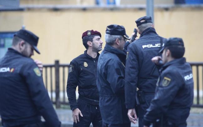 Imagen de archivo de agentes de la Policía Nacional en un CIE. Imagen de archivo de agentes de la Policía Nacional en un CIE.