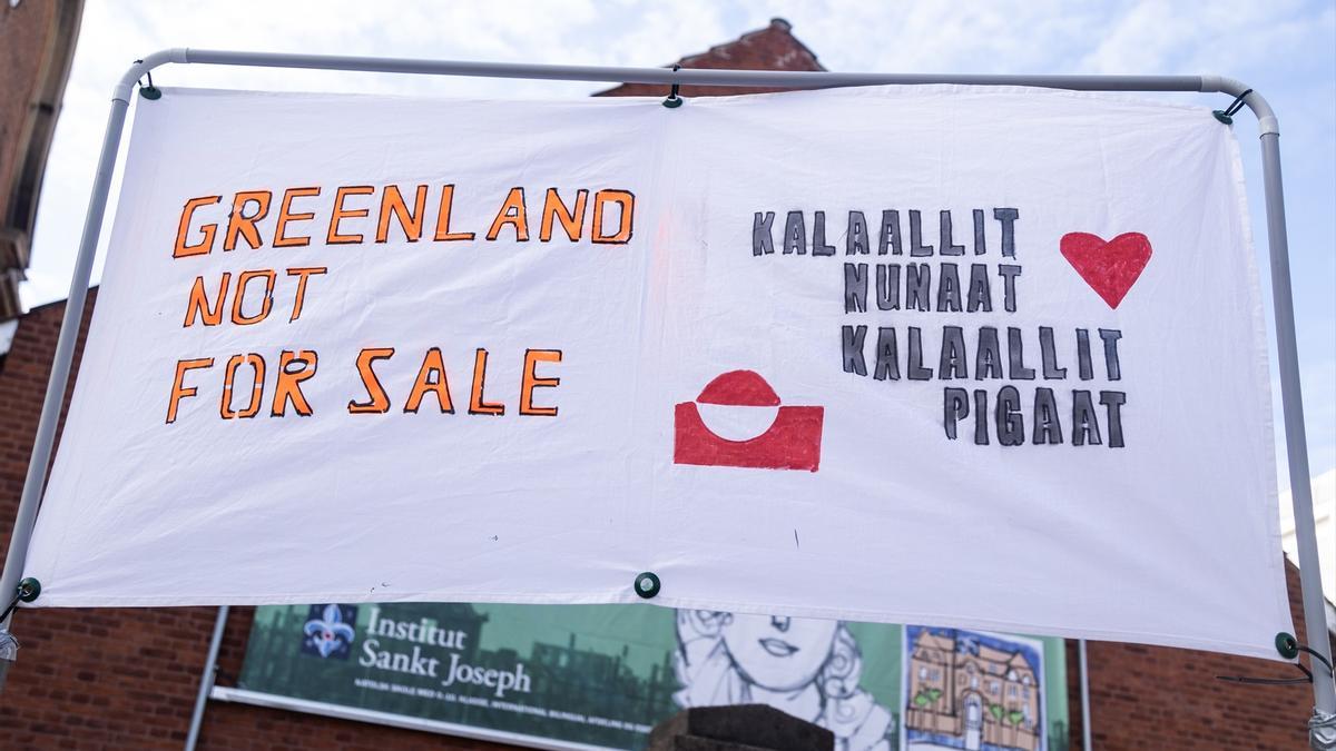 Un cartel con el lema: "Groenlandia no está en venta".