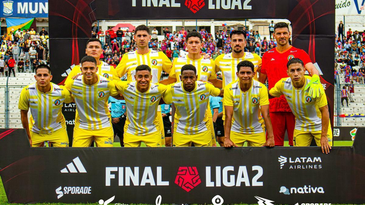 Los jugadores, en el partido que les dio el ascenso.