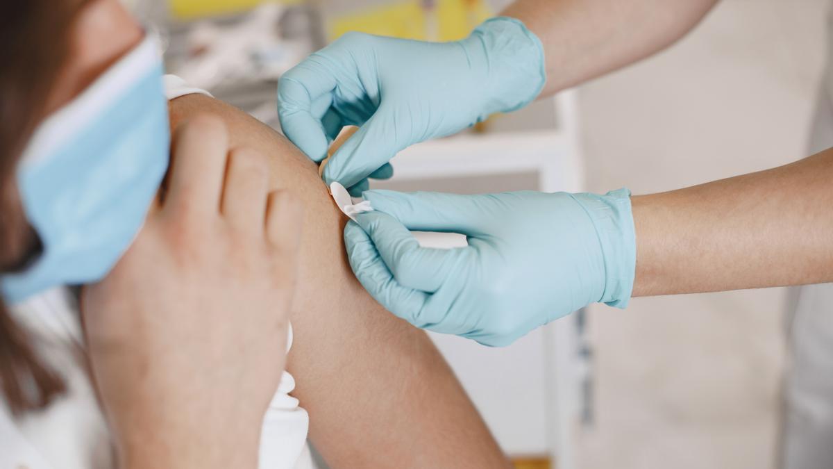 Una joven recibe una vacuna, en una imagen de archivo.