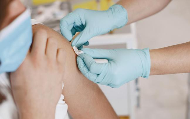 Una joven recibe una vacuna, en una imagen de archivo.